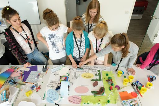  Teilnehmerinnen am AIT Girls Day und Ihre Ideen zum
Thema Zukunft um