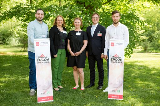  Im herrlichen Ambiente des Schlossparks Mauerbach strahlen die
Preisträger von der FH Technikum Wien, Ulrike Baumgartner-Gabitzer,
Vorstandsvorsitzende der APG und Manfred Hämmerle von imh um die
Wette.