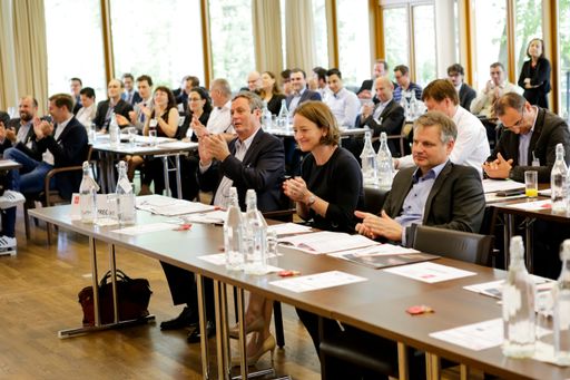 Vorschau Bild von Das Fachpublikum der EPCON war begeistert von den Ausführungen
der Award-Finalisten.