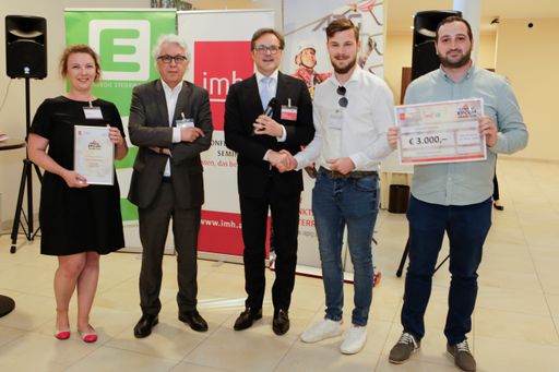 Vorschau Bild von Die Preisträger freuten sich über die Auszeichnung und die €
3.000 Preisgeld.