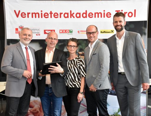 Stolz auf die Partnerschaft: (v.l.) Gerhard Föger,
Anton Habicher (beide Land Tirol), Katrin Perktold (Verband der
Tiroler Tourismusverbände), Fachgruppen-Obmann und
Landtagsabgeordneter Mario Gerber, Norbert Schöpf (WIFI Tirol).