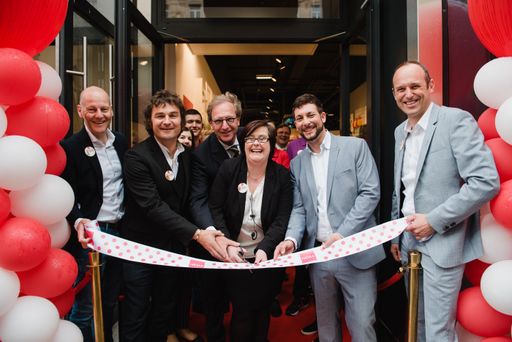 Vorschau Bild von HEMA Eröffnung Mariahilfer Straße 71, 1060 Wien,
mit dem HEMA Team und (2.v.l) Richard Flint, Director International
und Mitglied des Vorstands von HEMA, (3.v.l.) S.E. Marco Hennis,
Botschafter des Königreichs der Niederlande, (4.v.l.) Dunja Lattner,
HEMA Sore Managerin und (5.v.l.) Markus Rumelhart, Bezirksvorsteher
des 6. Bezirks