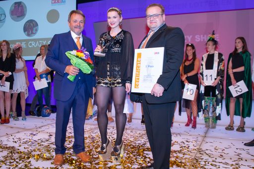  Julia Suppanz (1. Platz für „Queen Bee“) mit
Wirtschaftskammer Wien-Vizepräsident Alexander Safferthal und
Innungsmeister Mirko Snajdr (rechts).