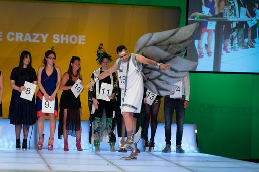 Vorschau Bild von Der Kärntner Heinz Müller (hier bei der Vorführung
seiner „Ikarus“-Schuhe) gewann bereits 2013 und 2015 den „Award for
the Crazy Shoe“ und erreichte beim Wettbewerb in diesem Jahr den
zweiten Platz. Er ist in der elfjährigen Geschichte dieses
internationalen Wettbewerbs damit der erfolgreichste Teilnehmer.