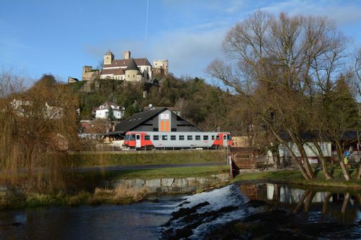 Ab 28. April bis 28. Oktober sind Samstag, Sonntag
und Feiertags jeweils 24 Züge pro Tag mit einer Gesamtkapazität von
rund 3.000 Sitzplätzen im Kamptal unterwegs!