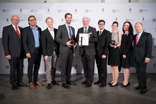 https://www.apa-fotoservice.at/galerie/13277 Stefan
Ameres vom IMBA/ÖAW und sein Team gewinnen den Houskapreis der B&C
Privatstiftung in der Kategorie "Universitäre Forschung". v.l.n.r.:
Claus Raidl (Jury), Michael Krebs (IMBA), Alexander Seitz (IMBA),
Stefan L. Ameres (IMBA), Wolfgang Hofer (B&C), Brian Reichholf
(IMBA), Veronika Herzog (IMBA), Nina Fasching (IMBA), Erich Hampel
(B&C)