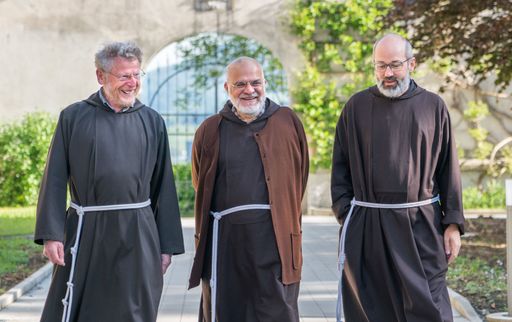 Vorschau Bild von Grenzübergreifendes Leben und Arbeiten ist wichtig,
da sind sich Br. Erich Geir (A; links), Generalrat Br. Pio Murat und
CENOC-Präsident Br. Marinus Parzinger (D) einig.