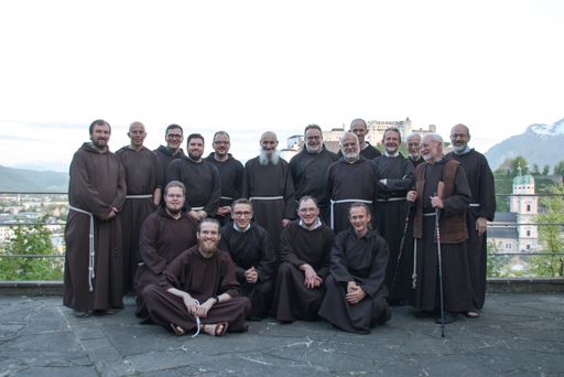Vorschau Bild von Auf welche Zukunft bilden wir unsere jungen
Mitbrüder aus – gerade in im Ausbildungskloster Salzburg ein Thema.
Unmittelbar vor der Sitzung wurden drei junge Männer in den Orden
aufgenommen. Ein Gruppefoto mit Gästen durfte nicht fehlen.