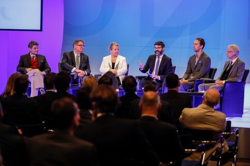 v.l.n.r.: Dr. Ernest G. Pichlbauer (HPI),
Univ.-Prof. Dr. Ernst Agneter, MBA (Agneter PharmaConsulting),
Bundesministerin Mag. Beate Hartinger-Klein (BMASGK), Mag. Michael
Köttritsch, MA (Moderation), Claas Röhl (EUPATI Österreich / NF
Kinder / NF Patients United), Univ.-Prof. Dr. Ulrich Jäger (AKH
Wien, MedUni Wien)