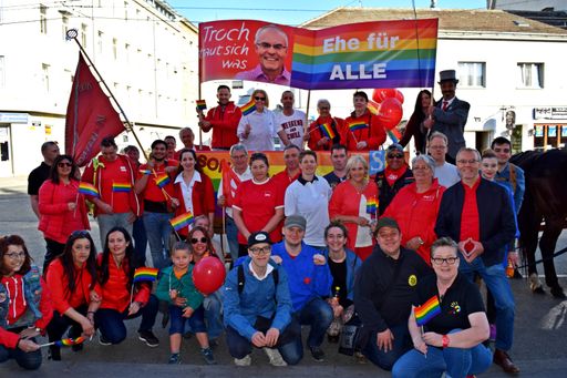  Zahlreiche Unterstützerinnen und Unterstützer der
Forderung nach der Ehe für Alle.