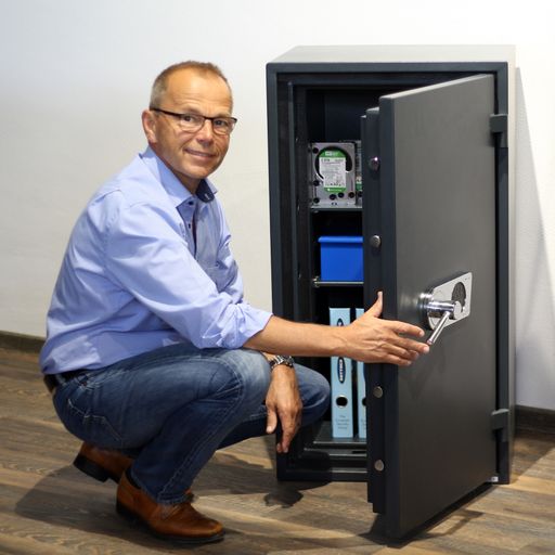  Josef Preiner, Prokurist bei Rottner Tresor GmbH, mit dem
Feuerschutztresor Imperial