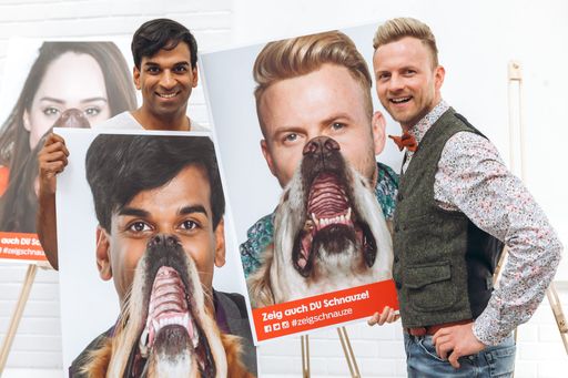 v.l.n.r.: Ramesh Nair und Willi Gabalier mit ihren
Bildern auf der Eröffnung der „Zeig Schnauze" Vernissage