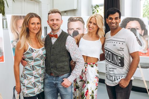 Vorschau Bild von v.l.n.r. Angelika Niedetzky, Willi Gabalier,
Kathrin Menzinger und Ramesh Nair bei der Eröffnung der „Zeig
Schnauze" Vernissage