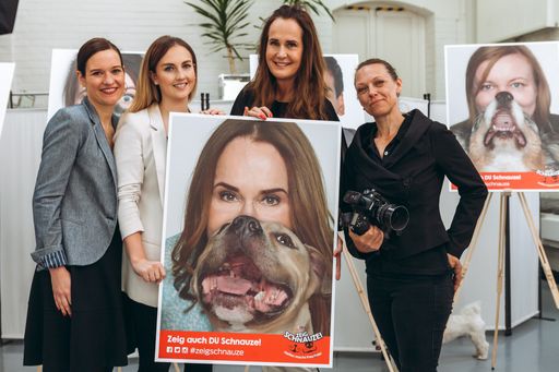 Vorschau Bild von v.l.n.r. Gisèle Mugny, Anna Weihmann, Maggie
Entenfellner mit „Zeig Schnauze" Sujet und Tierfotografin Brigitte
Gradwohl