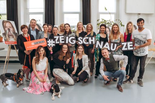 Vorschau Bild von alle prominenten Unterstützer und eingebundene
Tierheime mit dem Team von Purina bei der Eröffnung der „Zeig
Schnauze" Vernissage