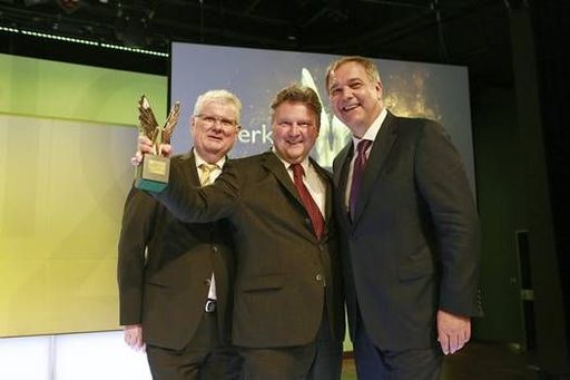  https://www.apa-fotoservice.at/galerie/13317 Der
designierte Wiener Bürgermeister Dr. Michael Ludwig wurde mit einem
„Merkur Award“ als Absolvent der Vienna Business School geehrt. DI
Walter Ruck, Präsident der Wirtschaftskammer Wien (rechts) und KommR
Helmut Schramm, Präsident des Fonds der Wiener Kaufmannschaft (links
im Bild), gratulierten herzlich.