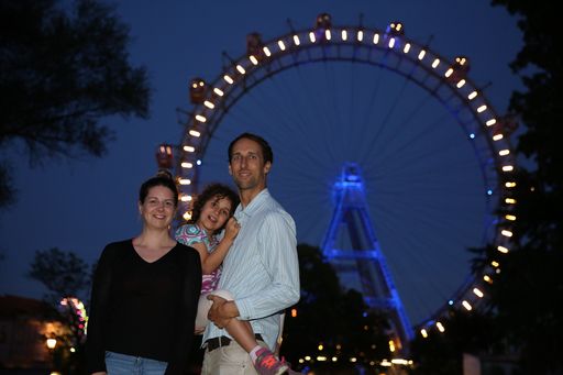  Claas Röhl und Tochter Rhea mit NF Botschafterin
Clara Kutsch vor dem Wiener Riesenrad