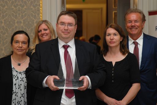 Von links nach rechts: Dr. Christine Kary (Die
Presse, 2. Platz), Mag. Birgit Schmolmüller (Geschäftsführerin RWB
Austria), Michael Kordovsky (freier Journalist, 1. Platz), Mag.
Angela Heissenberger (Report Plus, 3. Platz), Horst Güdel (Vorstand
RWB Group AG)