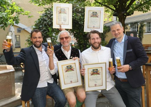 Vorschau Bild von Die strahlenden Gewinner der diesjährigen Prämierung zum "Besten
Bierlokals Salzburg".