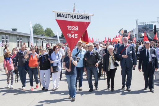 Symbolischer Auszug der KZ-Überlebenden auf der
KZ-Gedenkstätte Mauthausen