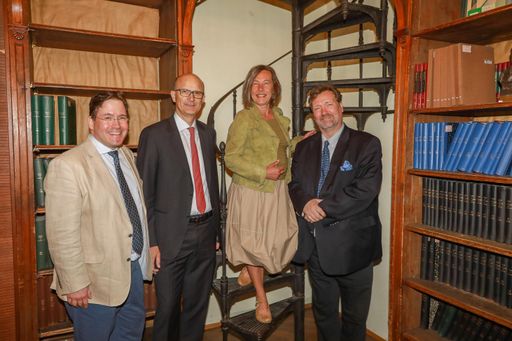 https://www.apa-fotoservice.at/galerie/13417 Im
Bild von links nach rechts : Univ. Prof. Dr. Gerit-Holger
Schernthaner (Past Präsident ÖGIA), Univ. Prof. Dr. Peter Marschang
(Präsident ÖGIA), Univ. Prof. Dr. Maria Schoder (Präsidentin der
Österreichischen Gesellschaft für interventionelle Radiologie und
minimal-invasive Therapie, Univ. Prof. Dr. Thomas Hölzenbein
(Präsident der Österreichischen Gesellschaft für Gefäßchirurgie)