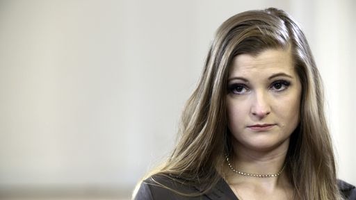 Vorschau Bild von Kathi kämpft gegen ihre starken
Stimmungsschwankungen. Sie ist einsam und fühlt sich ungeliebt. Das
versucht sie zu kompensieren - mit freizügigen Fotos, die sie in den
sozialen Medien veröffentlicht und auf viele Likes hofft.