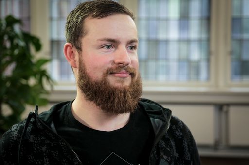 Vorschau Bild von Nach einem Burnout ist, Matthias depressiv. Oft
streift er bis spät in der Nacht ziellos durch die Straßen.
Vernichtender Selbsthass hat den 27-Jährigen bereits zu zwei
Suizidversuchen getrieben - traumatische Momente, die er nie wieder
erleben möchte.