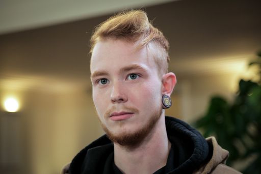 Vorschau Bild von Miles (22) hat Ängste, die sein Leben lähmen. Der
Musiker möchte endlich ein Leben ohne Panik führen und mit den
Konflikten in seiner Familie abschließen.
