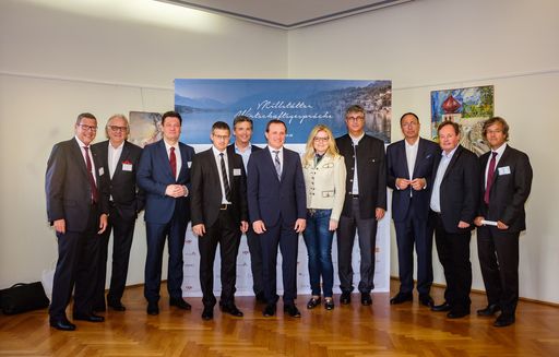 Die Repräsentanten der beteiligten
Netzwerkorganisationen mit Landesrat Ulrich Zafoschnig, dem
Millstätter Bürgermeister Johann Schuster, Vzbgm. Albert Burgstaller
und Otmar Petschnig, Vizepräsident der österreichischen
Industriellenvereinigung und Vizepräsident der Wirtschaftskammer
Kärnten.
