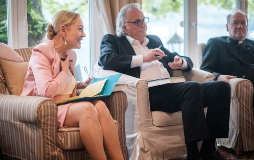 Vorschau Bild von Benita Ferrero-Waldner im Talk mit Hans Harrer und
dem Diözesanbischof Alois Schwarz.
