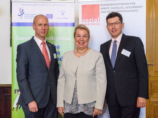 BILD zu OTS: von links nach rechts: DI Georg Effenberger, Leiter
der AUVA-Präventionsabteilung, Mag. Beate Hartinger-Klein,
Bundesministerin für Arbeit, Soziales, Gesundheit und
Konsumentenschutz, DI Dietmar Hammer, Team Styria