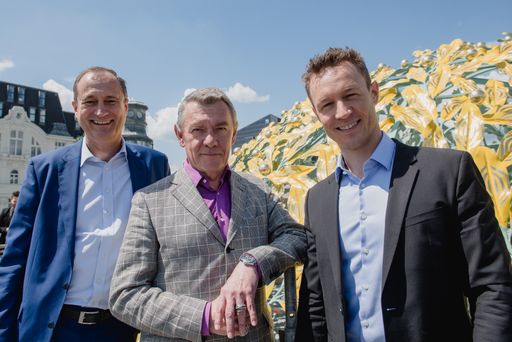 Bundesminister Gernot Blümel und Kulturstadtrat
Andreas Mailath-Pokorny machen sich gemeinsam mit
Secessionspräsident Herwig Kempinger ein Bild vom Baufortschritt der
Sanierung und besichtigen die Kuppel der Secession.