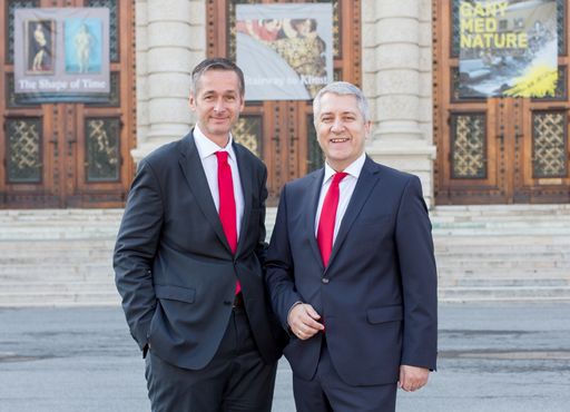 Vorstandsvorsitzender Mag. Wolfgang Lackner
(rechts) freut sich mit Vertriebsvorstand Mag. (FH) Andreas
Sturmlechner über ein gutes Ergebnis 2017 der Europäischen
Reiserversicherung.
