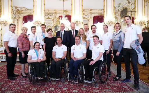 Ehrung des Österreichischen Paralympischen Teams –
(links außen) Hermann Krist, Vizepräsident des Österreichischen
Paralympischen Committees, BMaD Maria Rauch-Kallat, Präsidentin des
Österreichischen Paralympischen Committees, Bundespräsident
Alexander Van der Bellen und seine Ehefrau Doris Schmidauer, Anton
Ofner, AUVA-Obmann und das Österreichische Paralympische Team von
PyeongChang ***Die Nutzung des Bildes für redaktionelle Zwecke ist
kostenlos. Weitergehende Nutzung bedarf der Zustimmung des
Aussenders.***