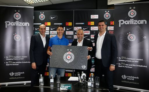Predrag Vujović, Director Marketing FK Partizan,
Svetozar Marković, FK Partizan Spieler, Vladan Bućković,
Geschäftsführer Cashback World Serbien, und Dragoslav Tomić, General
Director Cashback World Balkan und Osteuropa (v.l.n.r.)
