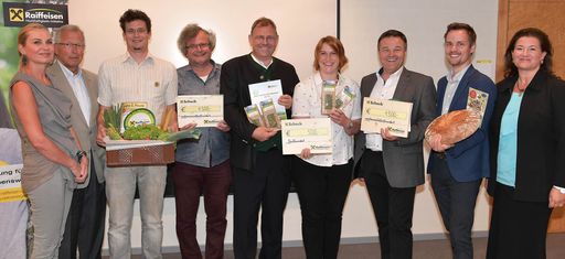  v.l.n.r.: S. Sedlnitzky (Vorstandsmitglied des
Kulinarischen Erbe Österreich), Ferry Maier (Präsident des
Kulinarischen Erbe Österreich), Christian Zoubek und Gerhard Zoubek
(ADAMAH BioHof), Wolfgang Zemanek und Bettina Eisner (Bio Kräuterhof
Zemanek), Andrea Sihn-Weber (Geschäftsführerin der Raiffeisen
Nachhaltigkeits-Initiative)