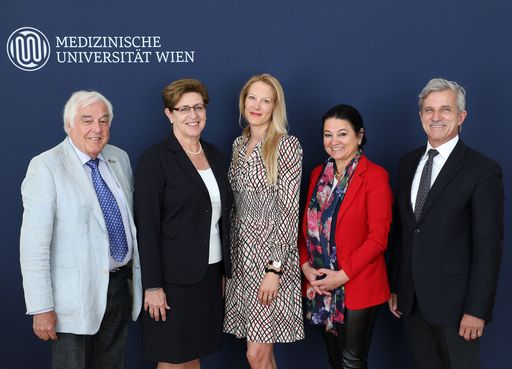  Der neue Universitätsrat der MedUni Wien hat in der
heutigen Sitzung Irene Virgolini zum neuen Mitglied bestellt. Dieses
zentrale Leitungsgremium der Universität umfasst nun vollständig
fünf Mitglieder. Zur Vorsitzenden wurde Eva Dichand gewählt,
stellvertretender Vorsitzender ist Thomas Zeltner.