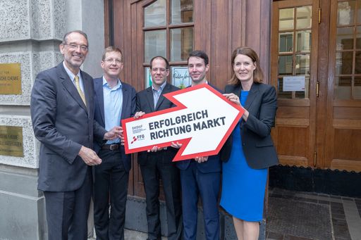 PK Spin-off: BM Heinz Faßmann, Peter Lieberzeit
(Host, Institut für Physikalische Chemie der Universität Wien),
Michael Nardai und Thomas Werzer (Fellows) und FFG-GF Henrietta
Egerth