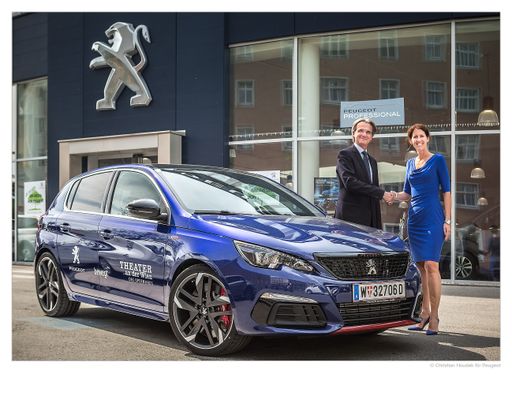 Prof. DI Roland Geyer und Silvia Rieger bei der Autoübergabe