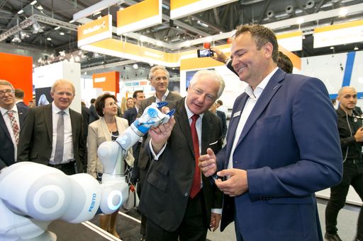 Dr. Kari Kapsch hat beim Besuch am Festo Stand der Automation
Zukunft die Hand gegeben.