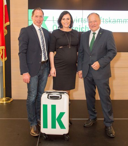 https://www.apa-fotoservice.at/galerie/13591 Im
Bild v.l.n.r.: Neuer LK-Österreich-Präsident Josef Moosbrugger;
Bundesministerin Elisabeth Köstinger; Bisheriger
LK-Österreich-Präsident Hermann Schultes