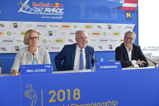  Das Red Bull Air Race kehrt nach Österreich zurück:
Landeshauptfrau Johanna Mikl-Leitner, Bürgermeister Klaus
Schneeberger und Red Bull Air Race General Manager Erich Wolf freuen
sich auf ein spannendes Rennwochenende in Wiener Neustadt.