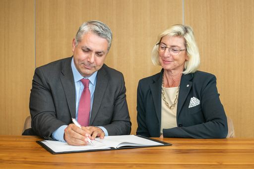Vorstandsdirektor Dr. Peter Bosek (Erste Group) und
Generaldirektorin Prof. Elisabeth Stadler (VIG)