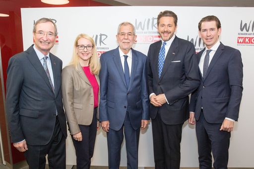 Vorschau Bild von v.l.n.r.: EUROCHAMBRES-Präsident Christoph Leitl,
Wirtschaftsministerin Margarete Schramböck, Bundespräsident
Alexander Van der Bellen, WKÖ-Präsident Harald Mahrer und
Bundeskanzler Sebastian Kurz.