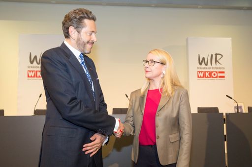 (C) photonews.at/Georges Schneider - Wien
18.05.2018 - Sondersitzung des Wirtschaftsparlaments anl. der
Amtsübergabe an der Spitze der.Wirtschaftskammer Österreich (WKÖ)
-.PHOTO: (v.L.) Der neue WKÖ-Präsident Harald Mahrer wird von der
Wirtschaftsministerin Margarete Schramböck angelobt