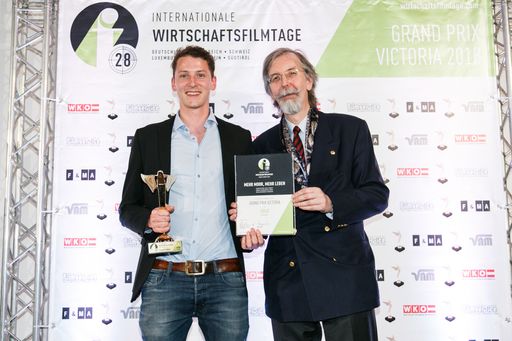 FH Salzburg Absolvent Florian Reittner übernimmt
Prix Victoria in Gold von KR Alexander V. Kammel, Leiter des
Österreichischen Filmservice und Veranstalter der Internationalen
Wirtschaftsfilmtage © Österreichisches
Filmservice/APA-Fotoservice/Arman Rastegar