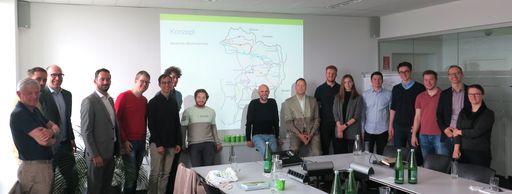 Am Foto im Kreise der TU-Studierenden: Norbert Ostermann,
Johannes Kehrer (TU Wien, von links nach rechts), VOR Bahnplanung
Paul Liebhart, VOR Geschäftsführer Thomas Bohrn (3. und 4. von
links), Michael Reinbacher, Stefan Bruntsch, Petra Zabrodsky (VOR,
ab Mitte rechts)