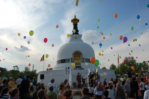 Vesakhfeier in Wien: Die Österreichischen
Buddhistinnen und Buddhisten feiern auch heuer im ganzen Land das
größte buddhistische Fest Vesakh!
