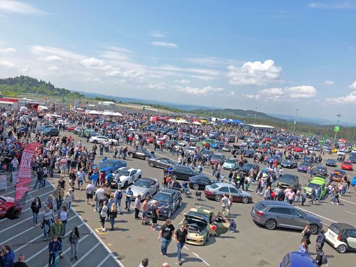 Über 25.000 Besucher: Perfekter Tour-Start für
"GRIP CARS & COFFEE" am ausverkauften Nürburgring (C) RTL II
Weiterer Text über ots und www.presseportal.de/nr/6605 / Die
Verwendung dieses Bildes ist für redaktionelle Zwecke honorarfrei.
Veröffentlichung bitte unter Quellenangabe: "obs/RTL II"