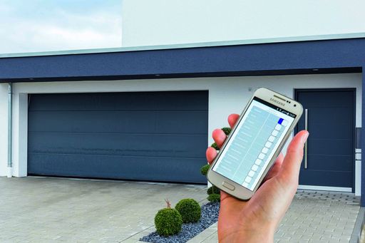  Bildtext: Smarte Alarmanlagen tragen dazu bei,
daheim komfortabler und sicherer zu leben – wenn sie bestimmte
Anforderungen an Zuverlässigkeit und Qualität erfüllen. © TELENOT
Alarmsysteme, Abdruck honorarfrei!